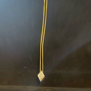 Chic Gold Necklace with Diamond-Shaped Pendant